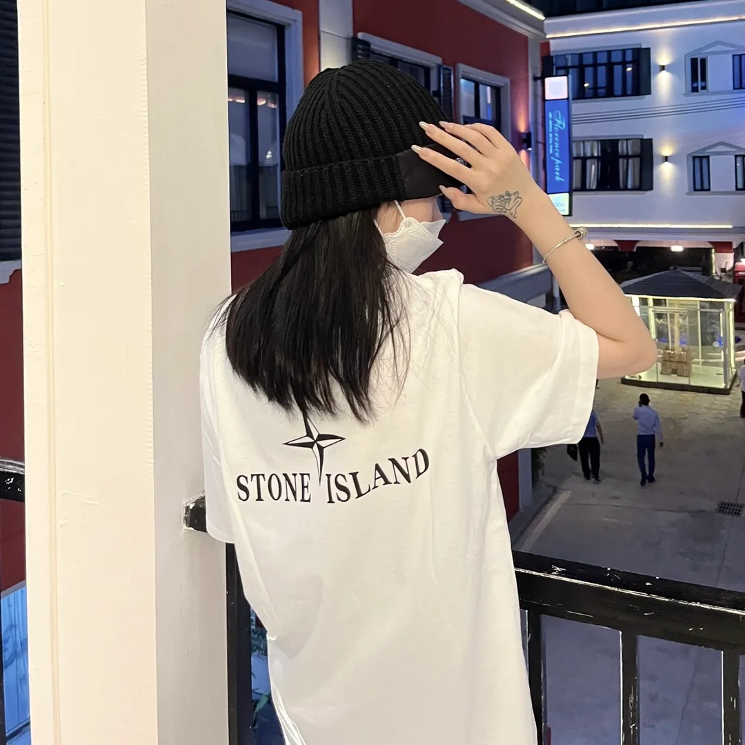 W610#P110💰 Stone Island logo printed front and back short-sleeved men's and women's loose casual T-shirts. Made of 260g combed cotton with 32-count double yarn. Double-threaded two-needle pressed thread. No deformation after long-term washing. Imported 3D printing. No fading. No cracking. Authentic pattern making. Double tags washed. Original packaging. Color: black-white. Size M-XXL.